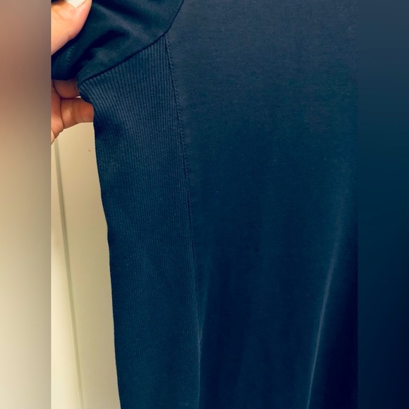 Men’s Calvin Klein V-neck Liquid touch shirt - Picture 3 of 5